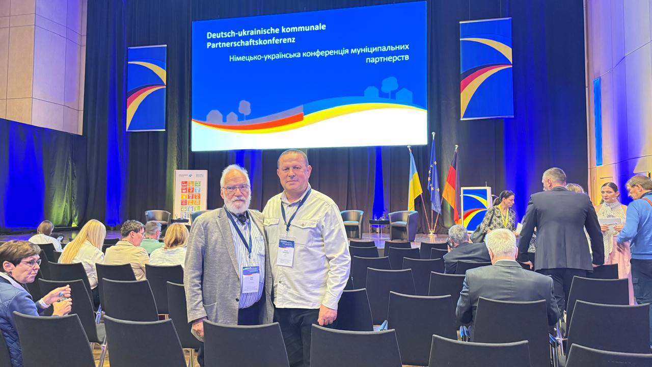  Northeimer Ratsmitglied Hans Harer und der Bürgermeister von Nadwirna Zinovy Andriyovych im Vortragssaal